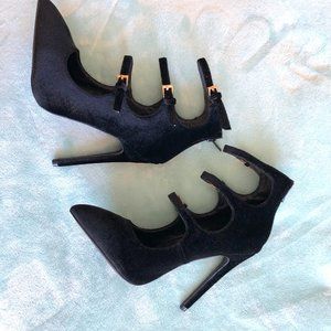 Liliana Velvet Black Closed Point Toe Heel